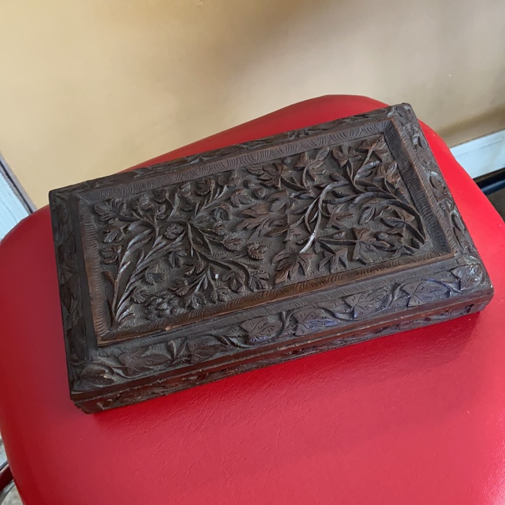 Hand carved wooden treasure jewelry box - Picture 9 of 14